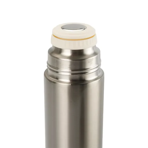 A carabiner-compatible lid handle for easy, hands-free carrying on the go.